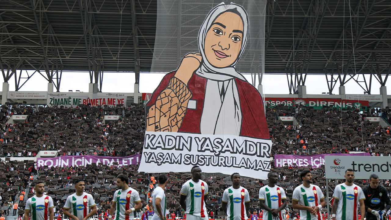 Rojin’in portresinin sağında "Rojin için Adalet!", solunda da “Herkes İçin Adalet!” pankartı yer aldı.