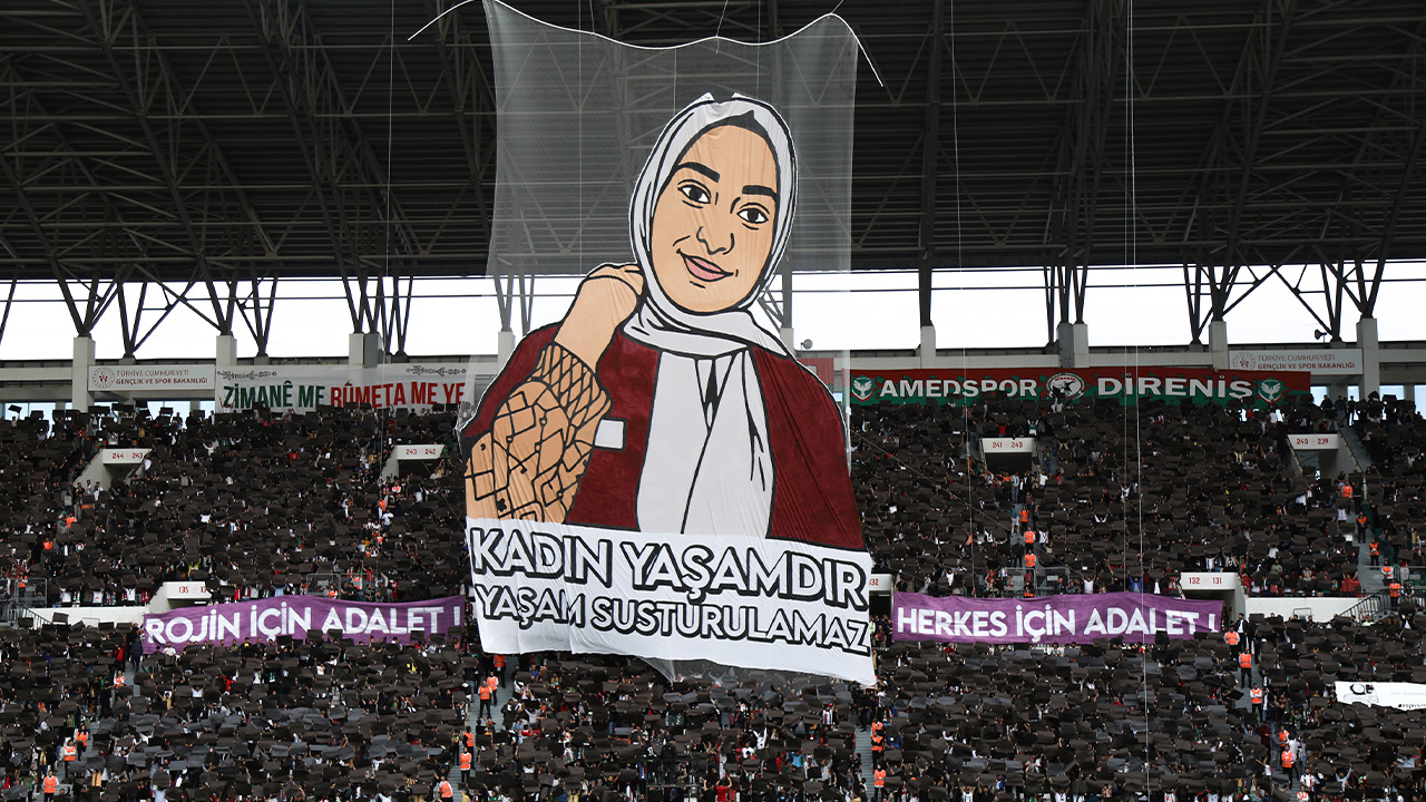 Rojin’in portresinin yer aldığı koreografide “Kadın yaşamdır, yaşam susturulamaz" yazısı yer aldı.