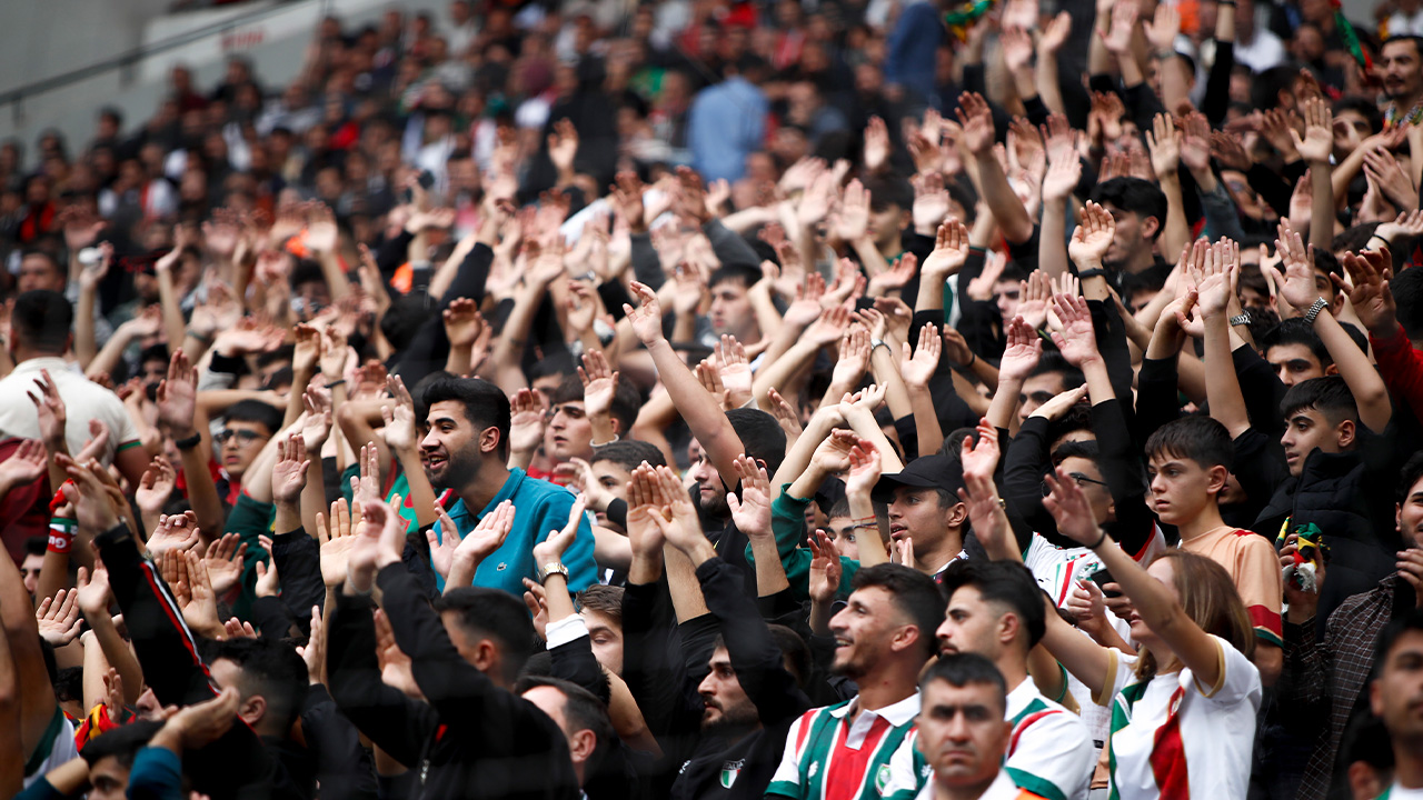 Amedspor Kulübü’nün, dijital girişlerde sorun yaşanabileceği ihtimaline karşı taraftarın erken maça gelme çağrısı üzerine taraftarlar erken saatlerde tribünlerdeki yerini aldı.