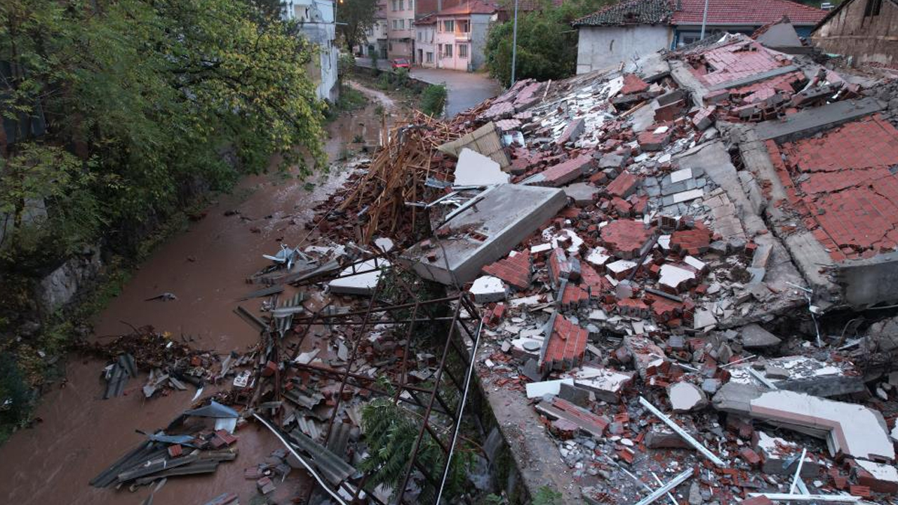 Balıkesir Sındırgı’da Çöken Binalar Ilk Kez Görüntülendi3