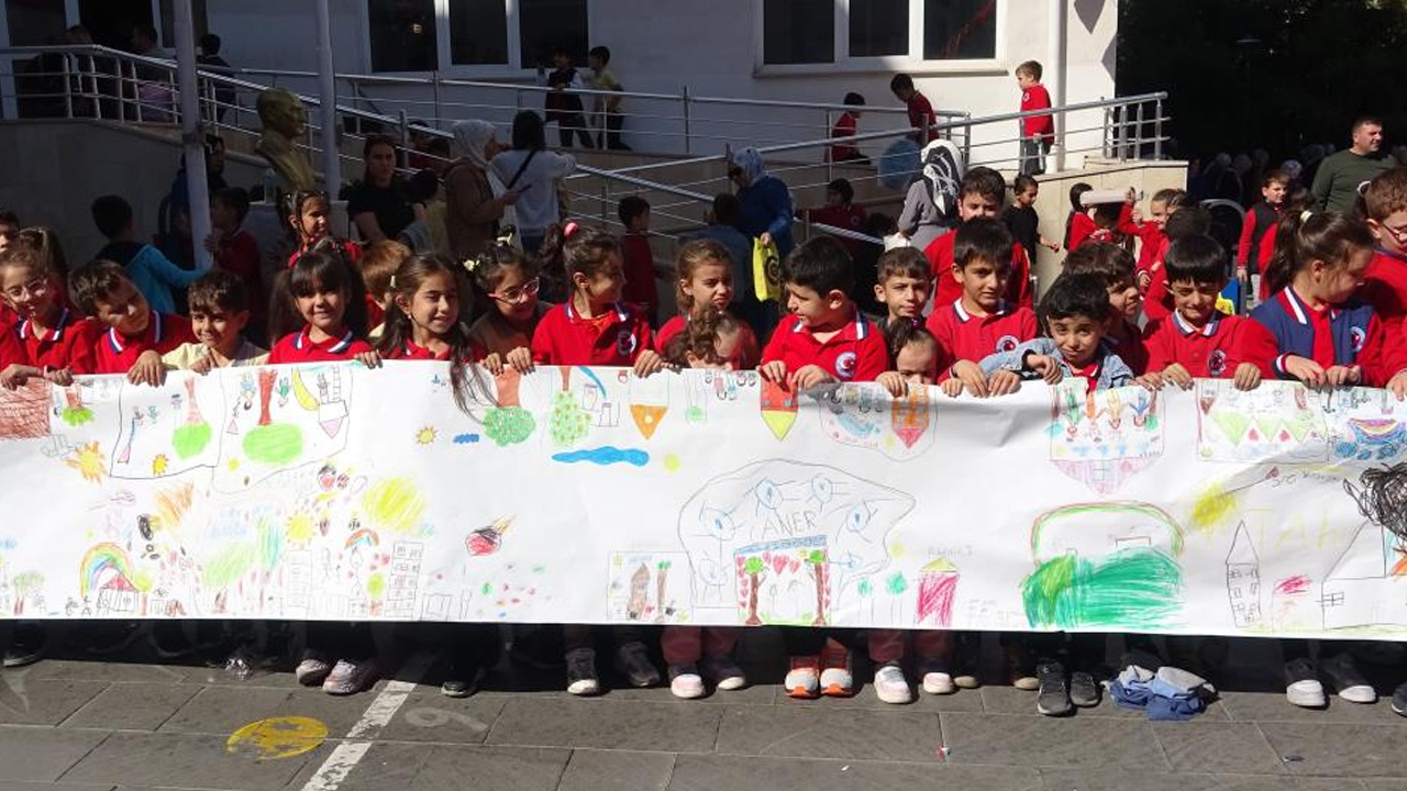 Bin 500 Öğrenci Aynı Anda Resim Çizdi