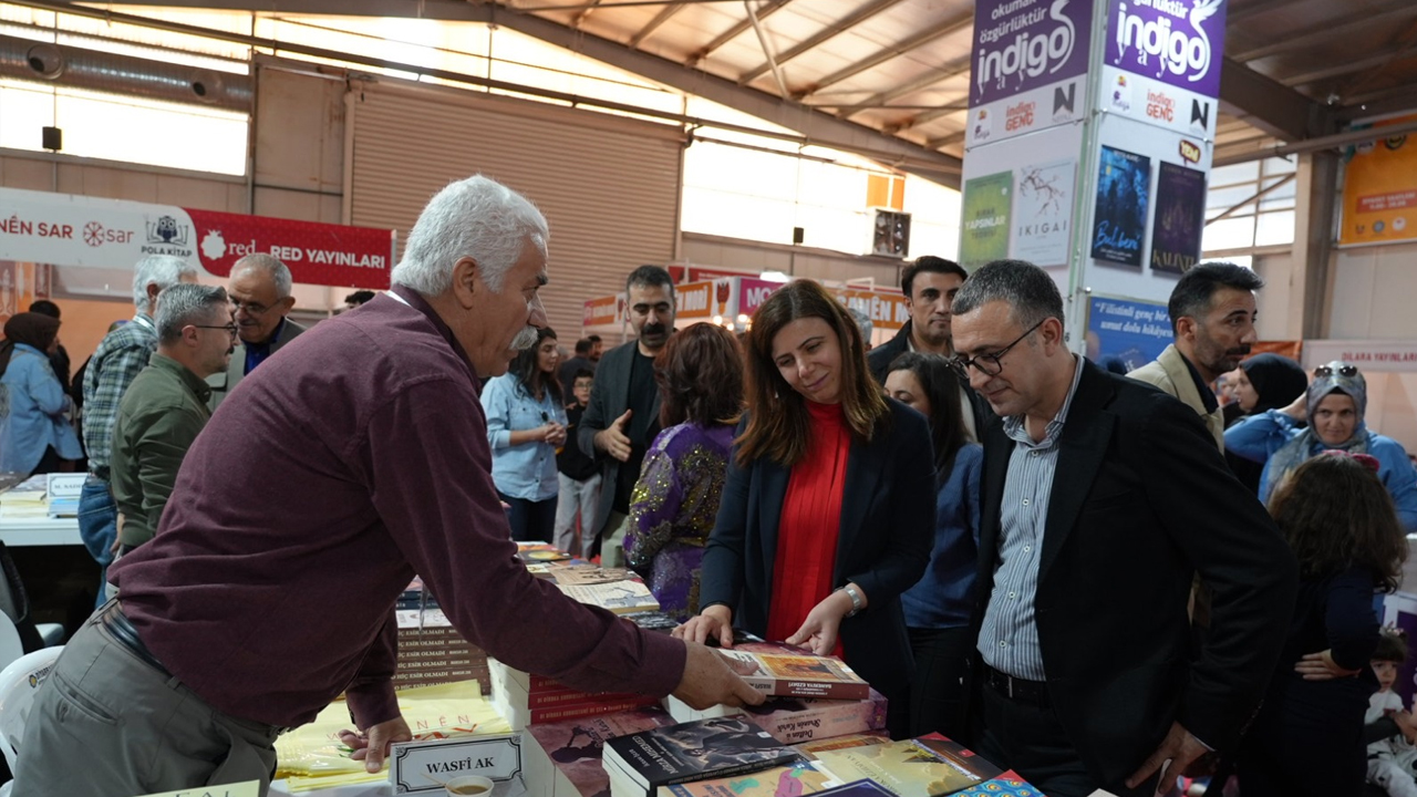 Bucak Ve Hatun, Diyarbakır Kitap Fuarı’nı Gezdi1