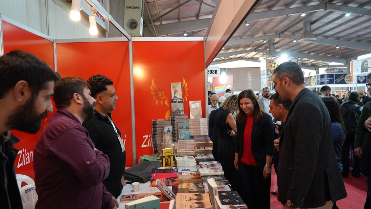 Bucak Ve Hatun, Diyarbakır Kitap Fuarı’nı Gezdi2