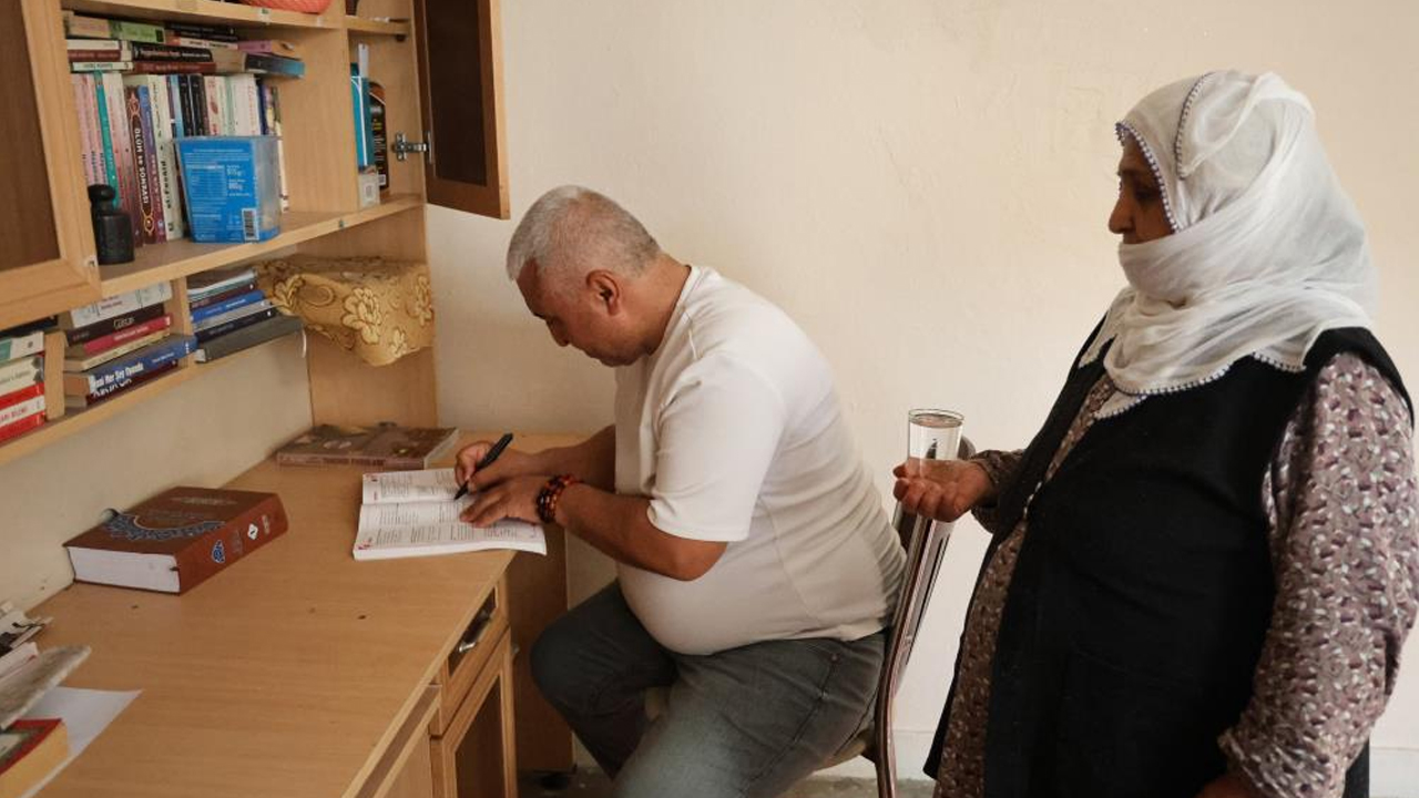 Diyarbakır’da 20 Yıl Simit Sattı, 49 Yaşında Atandı