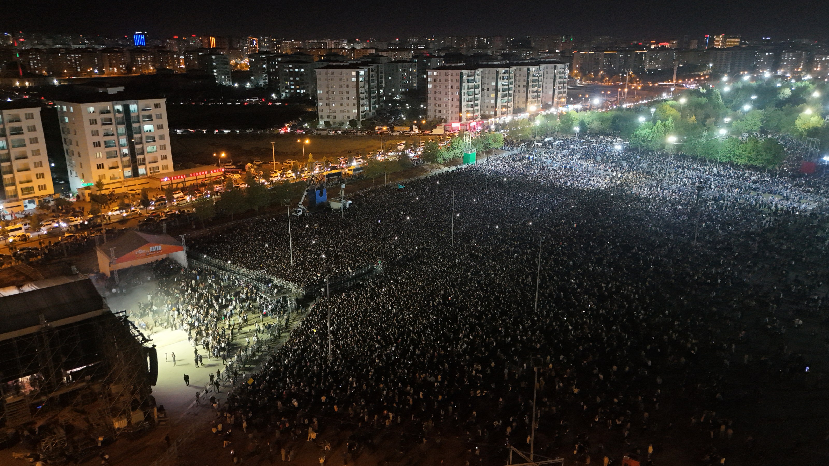 Newroz kalabalığını aratmayan konserde 7’den 70’e herkes Koma Amed’in ezgilerine eşlik etti.