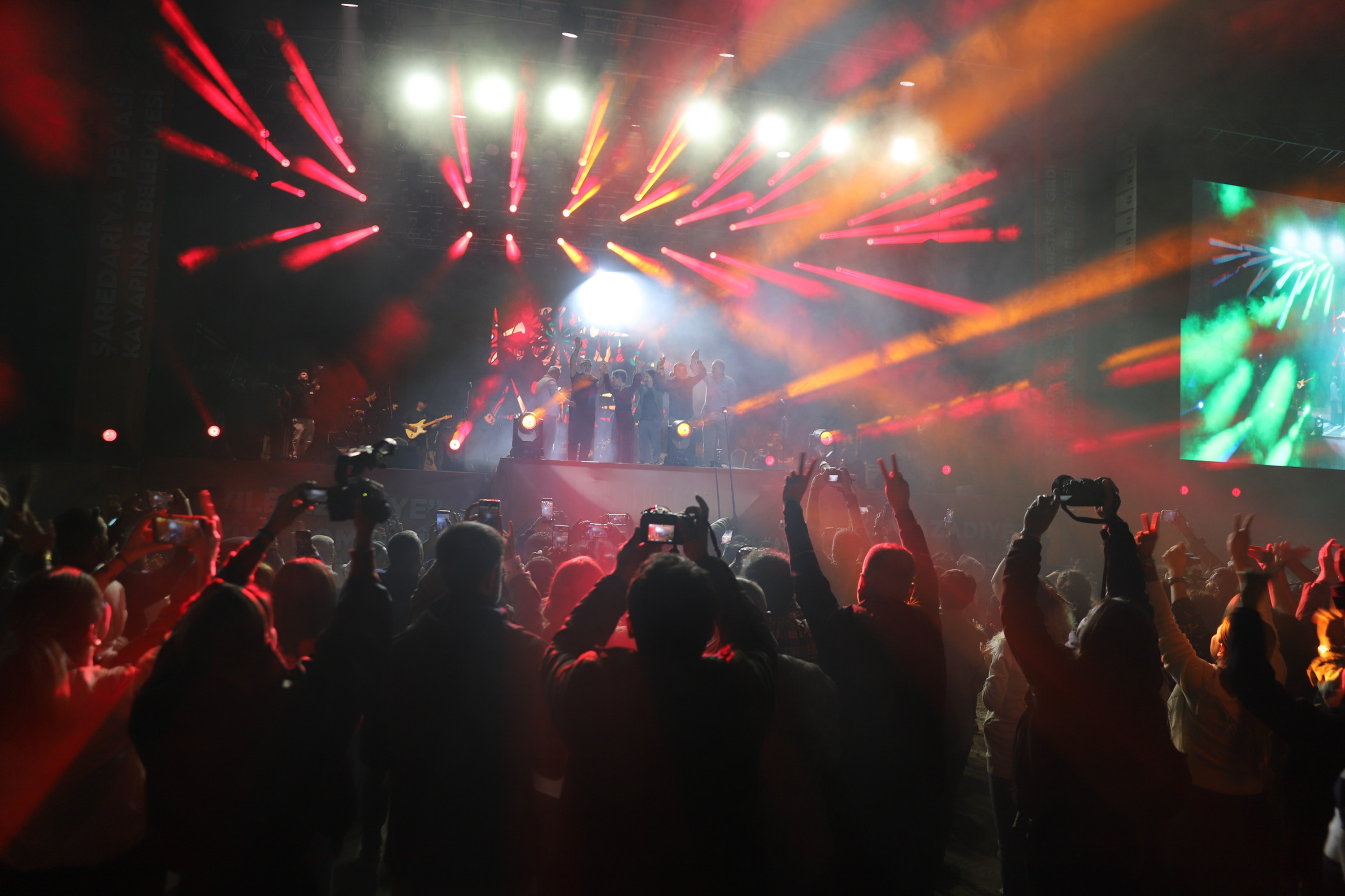 Yer yer duygusal anların yaşandığı konserde coşku hiç eksik olmadı.