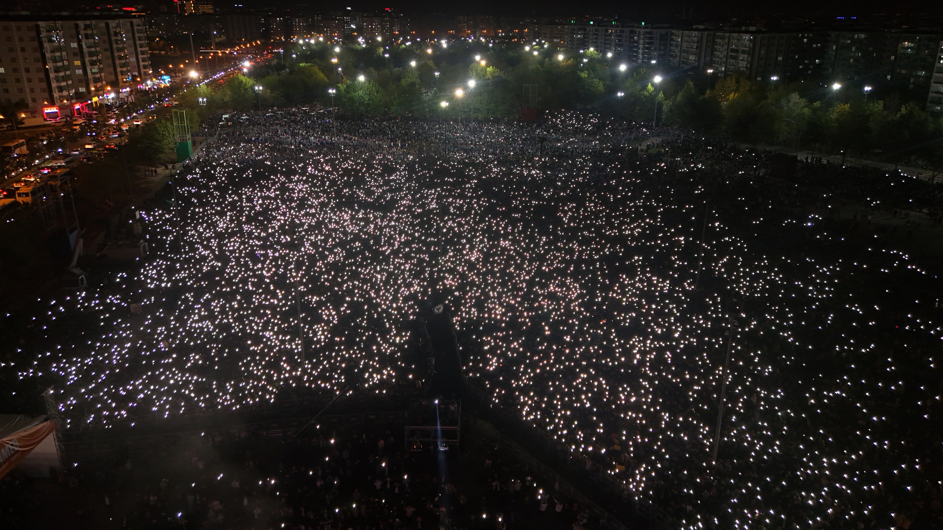 Diyarbakır Büyükşehir Belediyesi ile Kayapınar Belediyesinin ev sahipliğinde, Koma Amed Newroz Alanı’nda konser verdi.