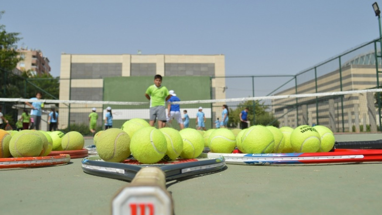 Diyarbakır'da 860 Bin Lira Ödüllü Tenis Turnuvası