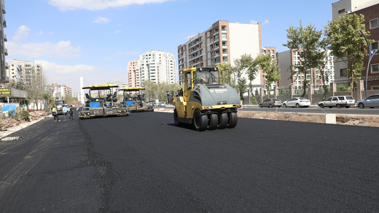 Diyarbakır’da Belediye Ekipleri Sahada, Yollar Asfaltlanıyor1