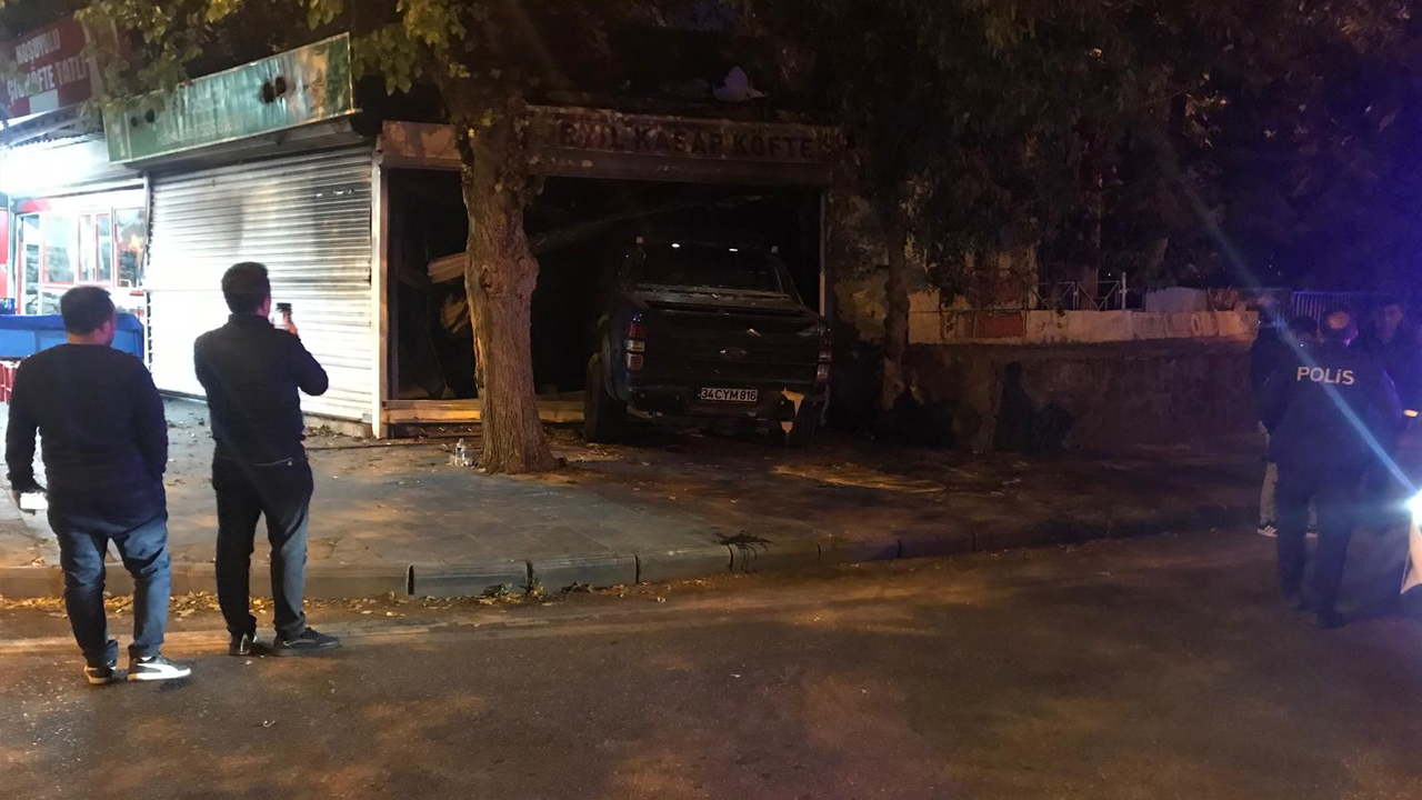 Diyarbakır’da Hızını Alamayan Araç Dükkana Daldı1