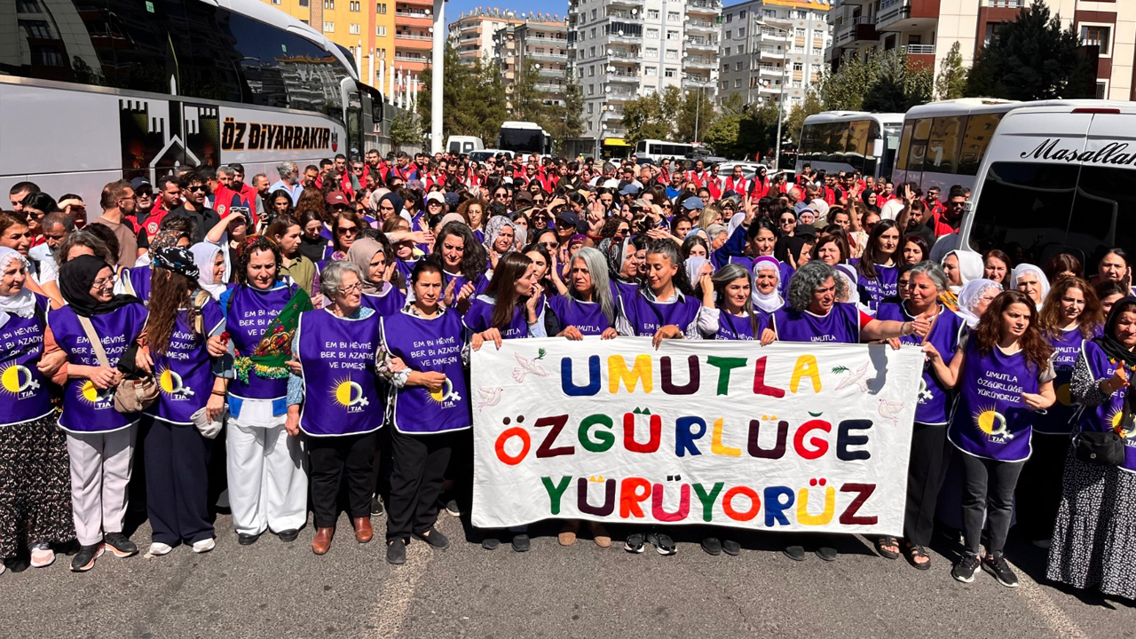 Diyarbakır’da Olaylı Yürüyüş! Polis Ile Müzakereden Sonra Karar Verildi