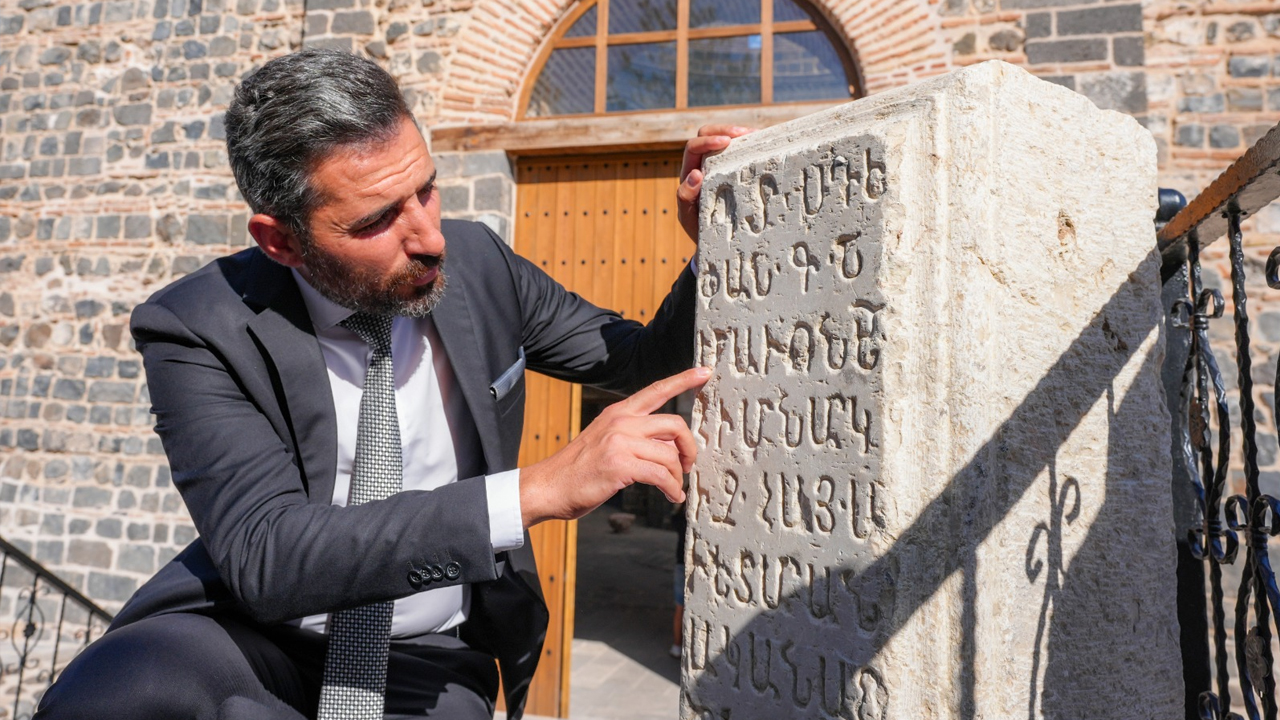 Diyarbakır'da Tarihi Mezar Kapağı Iş Makinesinin Kepçesine Takıldı