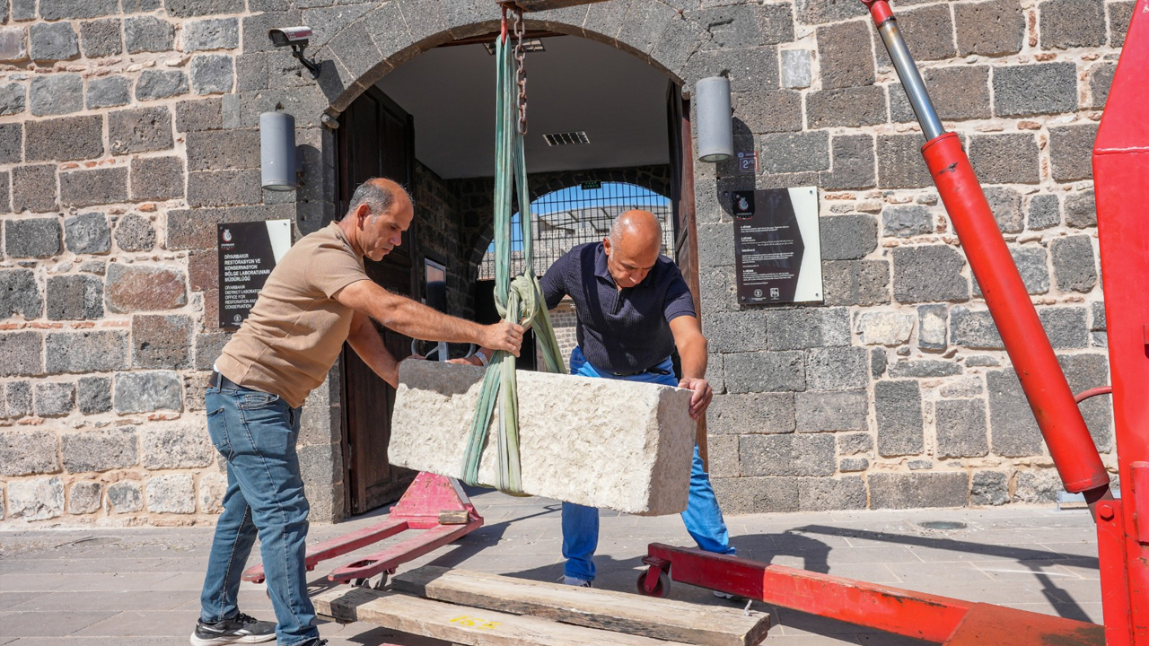 Diyarbakır'da Tarihi Mezar Kapağı Iş Makinesinin Kepçesine Takıldı4