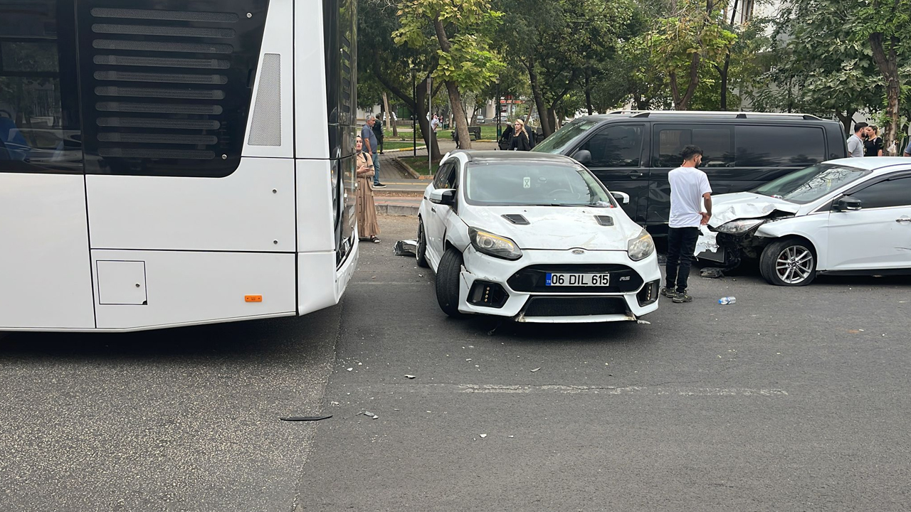 Diyarbakır'da Yürekleri Ağza Getiren Zincirleme Kaza1