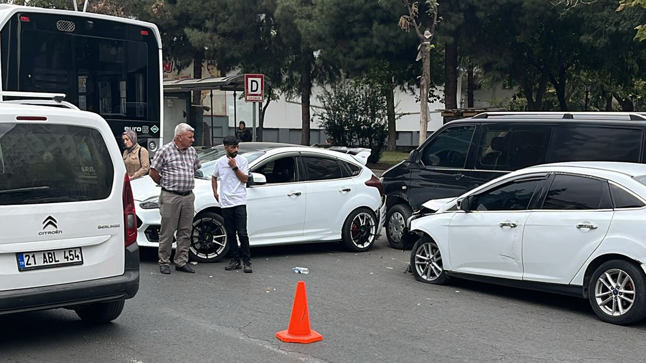 Diyarbakır'da Yürekleri Ağza Getiren Zincirleme Kaza2