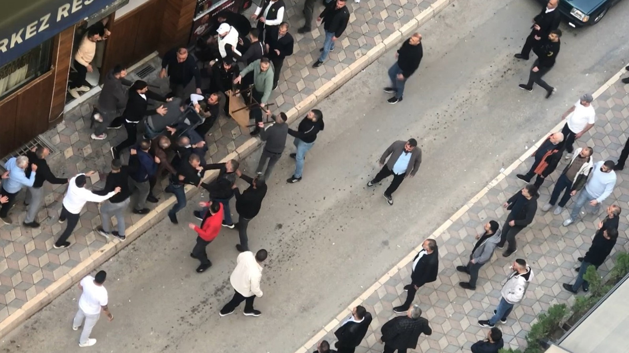 Elazığ'da Meydan Kavgası! Masa Ve Sandalyeler Havada Uçuştu, Silahlar Patladı