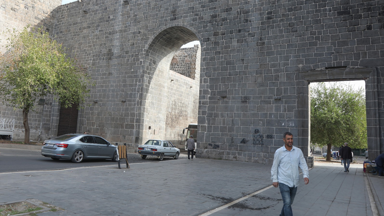 Kapıda, yıldız, akrep, damla, boğabaşı, yuvarlak, şahmeranın kuyruğunu oluşturan orta aks kısmında yer alan motifler bulunuyor. halkın günlük olarak da çok kullandığı şehrin giriş çıkışlarının yoğun olduğu ana güzergahı oluşturan 843 yıllık Urfa Kapı, surların 4 ana kapılarından en ihtişamlısı ve görkemlisi olarak ifade ediliyor.