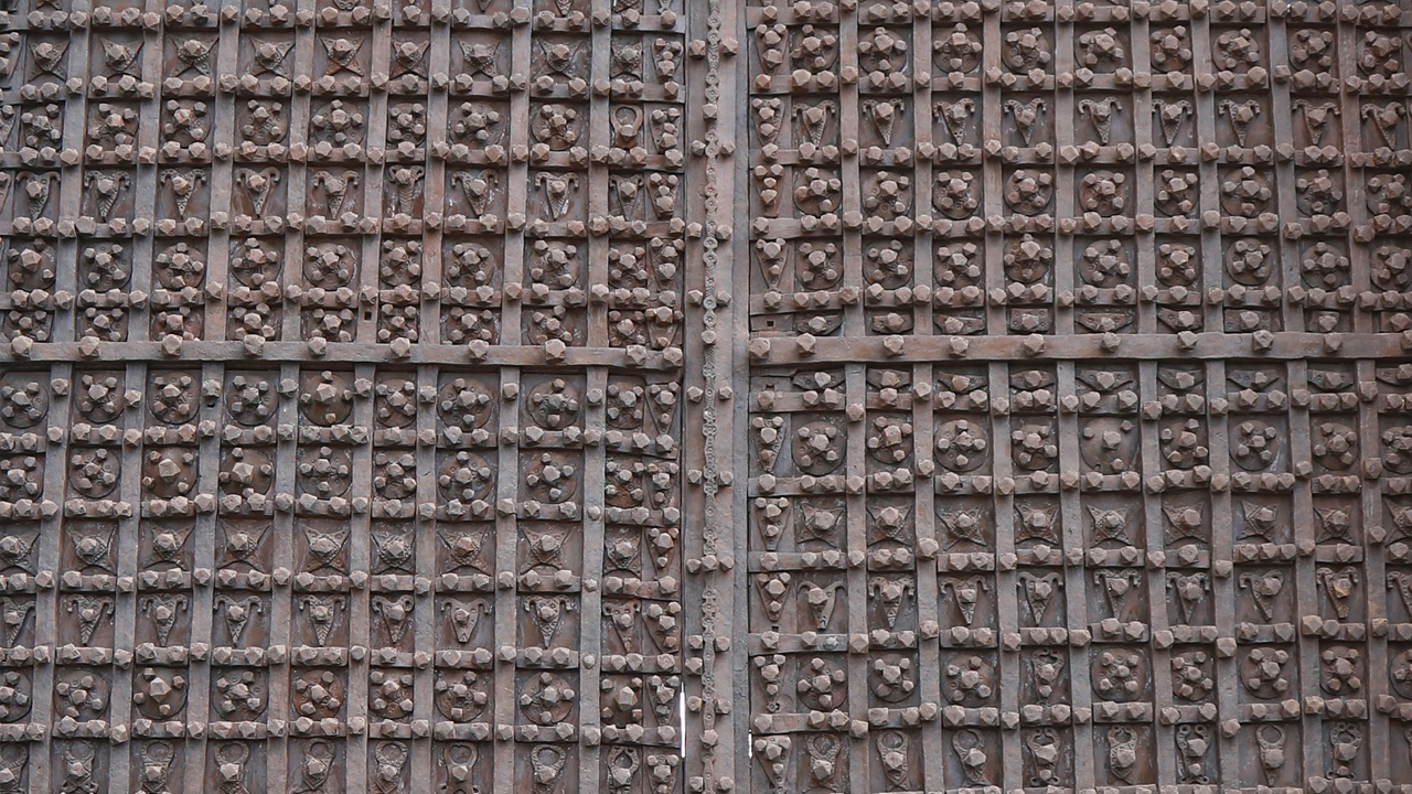 SURLARIN EN GÖRKEMLİ KAPISI
Diyarbakır surlarının en görkemli girişlerinden biri olan Urfa Kapı, üstündeki kitabeye göre Artuklu Hükümdarı Karaslanoğlu Artukoğlu Muhammed tarafından 1183-1184 yılında yaptırıldı. Tarih boyunca hem savunma hem de tören kapısı olarak kullanılan kapı, Osmanlı döneminde “Saltanat Kapısı” adını alarak, yalnızca padişahın sefere çıkışı zamanlarda açılırdı. Üstünde astrolojik simge ve sembollerin bulunduğu kapının üstünde güneş motifi bütün motiflerin üzerinde işlenmesi ile dikkat çekiyor.