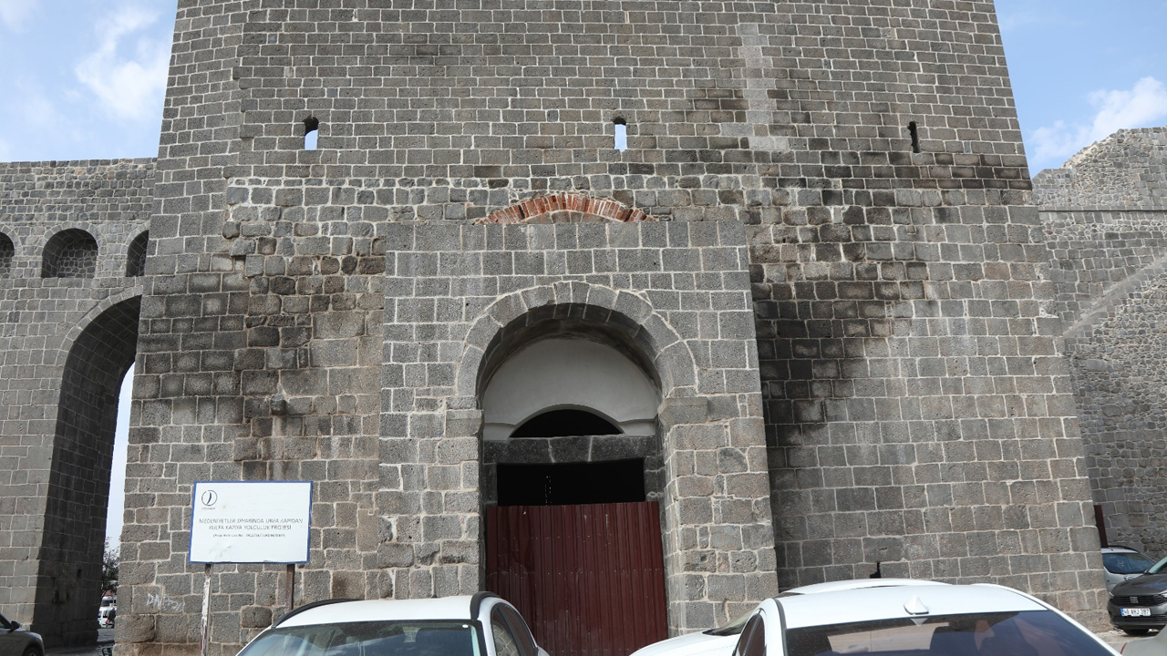 Son yıllarda artan turizm potansiyeli ile trafiğin yoğunlaştığı Sur’da söz konusu kapının halen açılmaması yoğunluğun daha da artmasına neden oluyor.