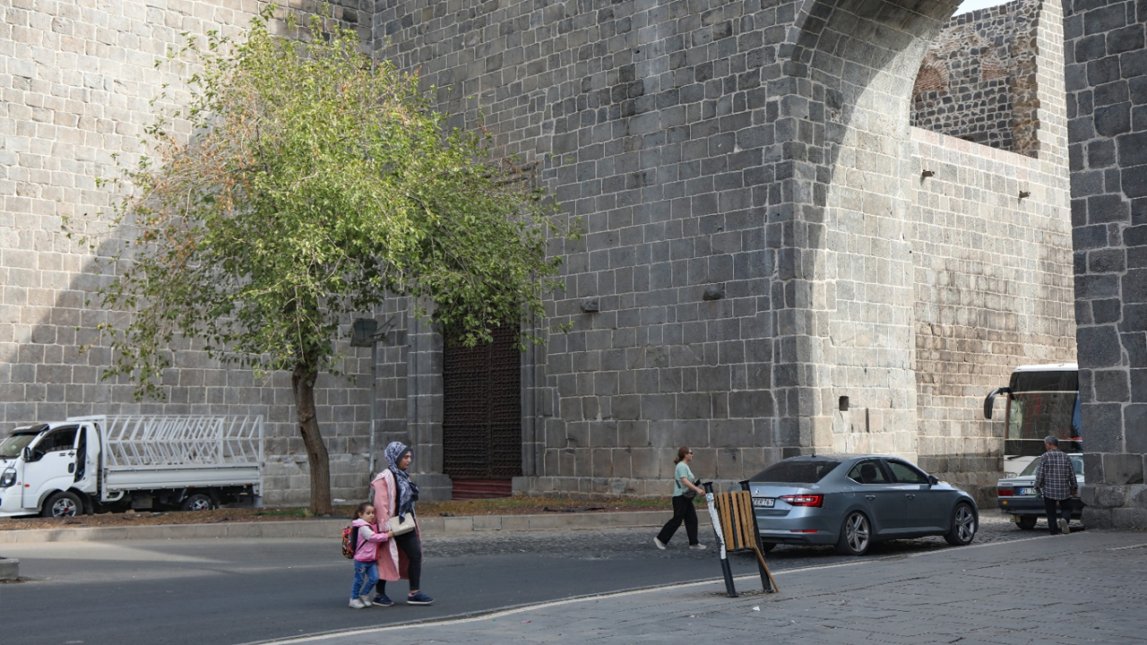 Kapının neden açılmadığı ile ilgili resmi bir açıklama yok. Ancak sorunun yapıdaki tahribatlar nedeniyle açığa çıkan güvenlik sorunu olarak gösteriliyor. Burç ve duvarlarda çeşitli çatlaklar, çökme tehlikesi ve taşlarda ayrışmalar olduğu için güvenlik nedeniyle açılmadığı belirtiliyor.