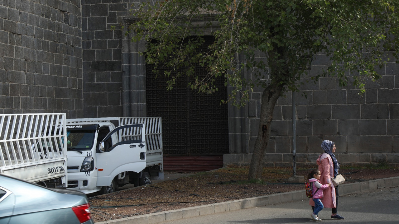Bunlardan biri de Urfa Kapı’daki tarihi geçit. Daha önce trafiğe iki yönlü açık olan kapılardan biri restorasyon çalışmalarının ardından bir daha açılmadı. 2020 yılında onarım için sökülen ve 2021 yılında tekrar takılan kapı bir daha açılmadı. Kapının kapalı olması trafiğin yoğunlaşmasına neden olurken, araçların arasından geçmek zorunda kalan yayalar için de tehlike arz ediyor.