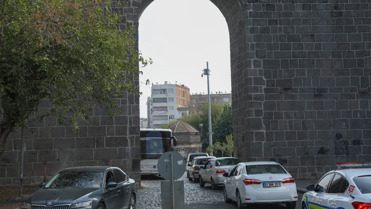 URFA KAPI NE ZAMAN AÇILACAK?
Kültür ve Turizm Bakanlığı tarafından yürütülen restorasyon çalışmalarının tamamlanmasına rağmen açılmayan kapı, kent sakinleri, esnaf ve sürücülerin tepkisini çekiyor.