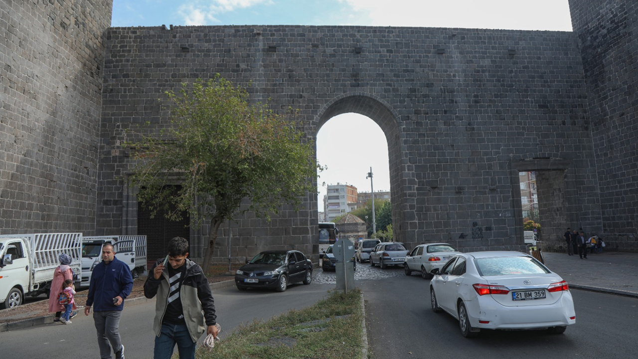 UNESCO Dünya Kültür Mirası Listesi’nde yer alan Diyarbakır surlarında yıllar önce başlatılan restorasyon çalışmaları yer yer devam ediyor. Restorasyon çalışmalarının bittiği bölümler ziyarete açılırken, bazı bölümler yıllardır kapalı.