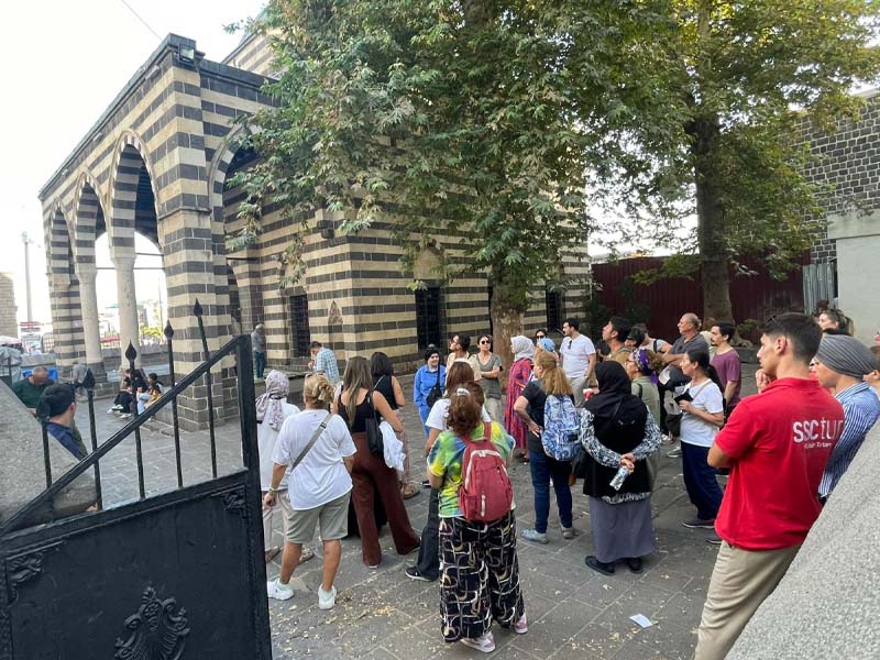 İzmirli Rehber Diyarbakır’ın Alaylı Rehberi Oldu4