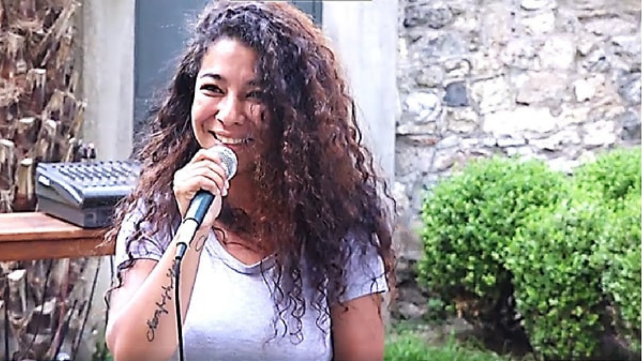Sokak Şarkıcısına Tepki Çeken Hareket! Mikrofonu Alıp Kaçtı 1