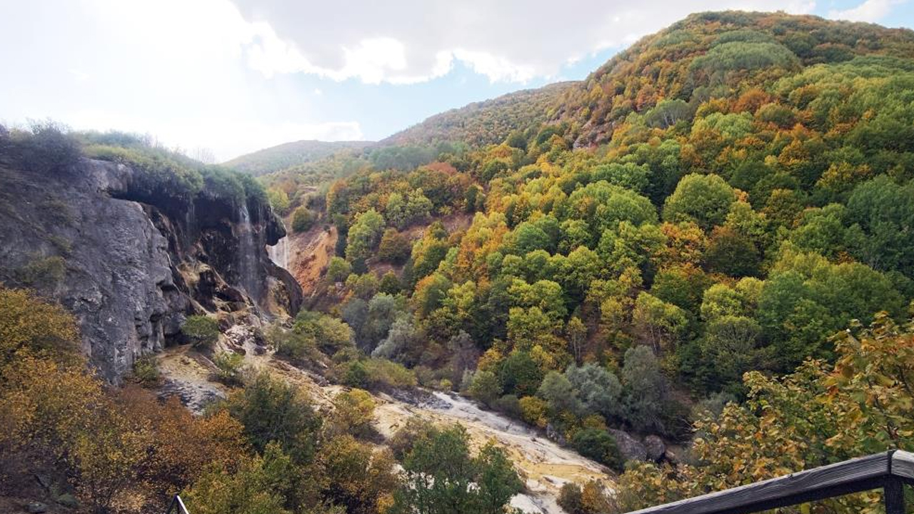 Dipsizgöl Şelalesi’nde sonbahar büyüsü