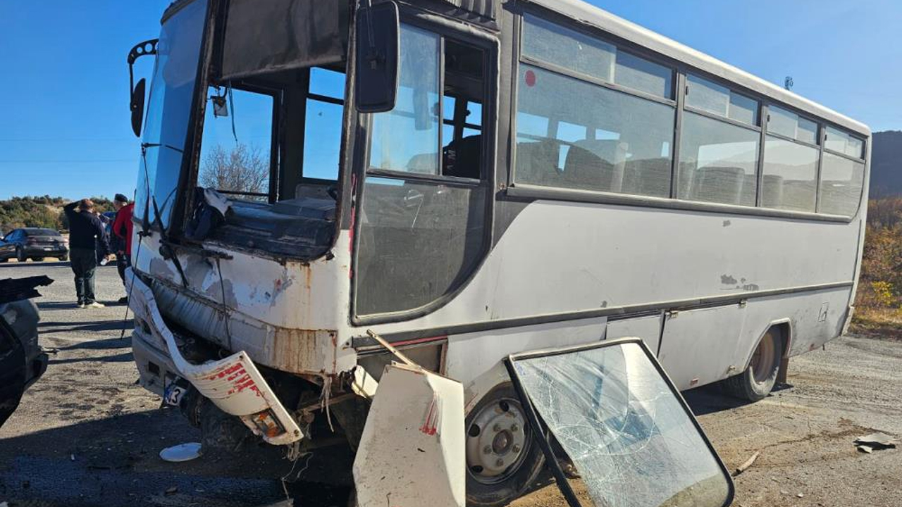 Tarım Işçilerini Taşıyan Midibüs Otomobille Çarpıştı