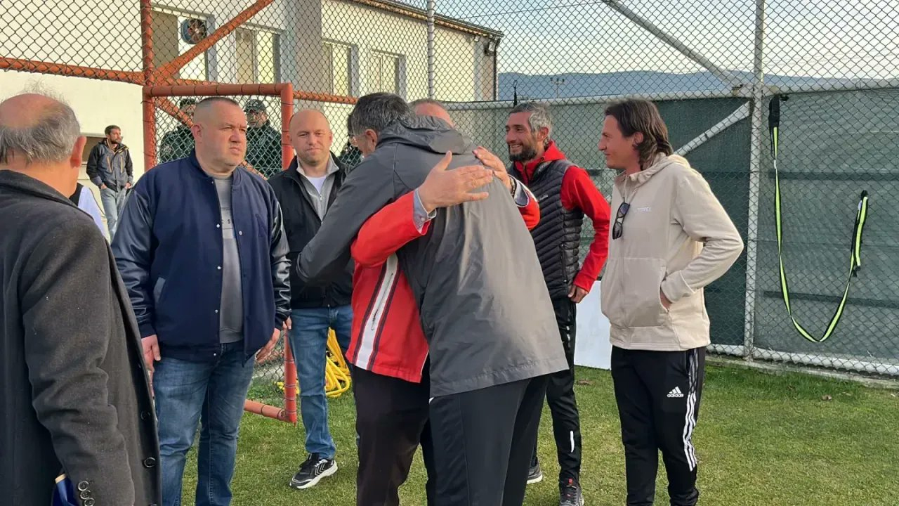 Amedspor Hocası Kaloğlu, Çiçeklerle Karşılandı