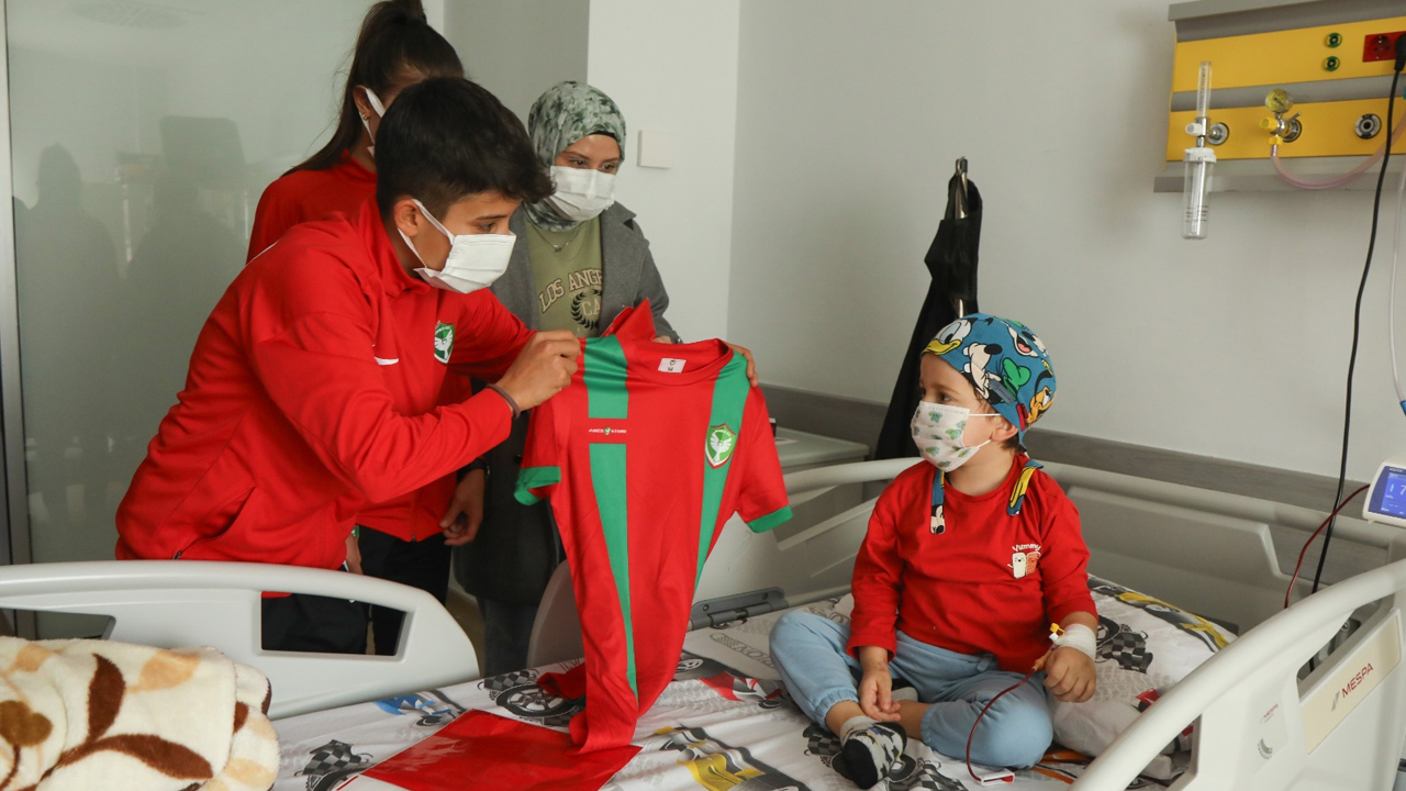 Amedspor’dan Lösemili Çocuklara Yürek Isıtan Ziyaret