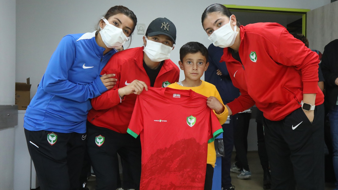 Amedspor’dan Lösemili Çocuklara Yürek Isıtan Ziyaret1