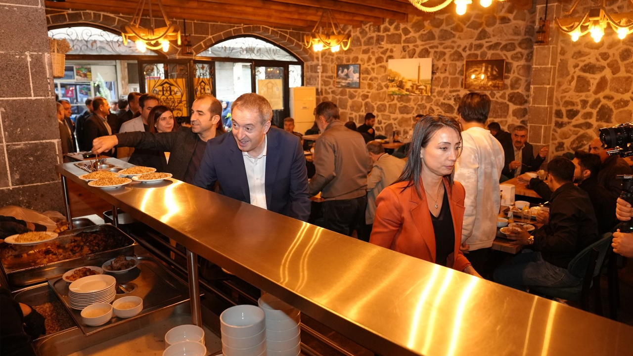 Dem Partili Başkanlar Öğle Yemeğini Halk Lokantasında Yedi
