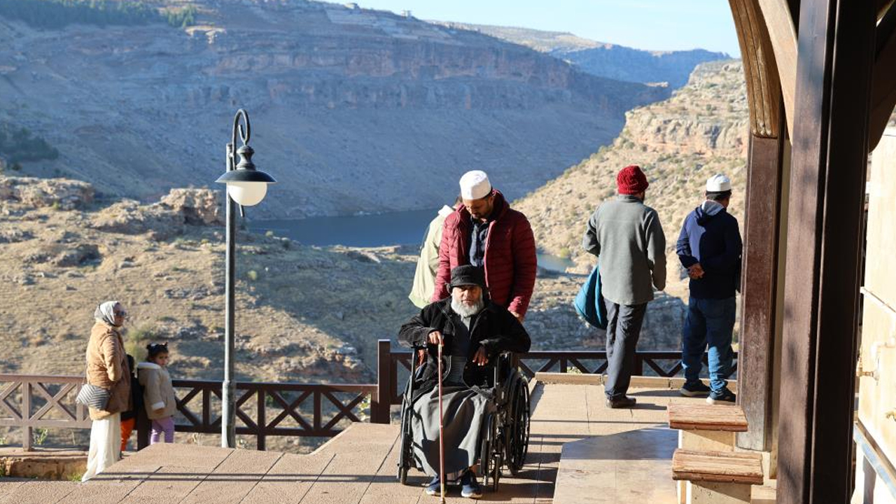 Diyarbakır’a Gelen Turistler Ilk Orayı Ziyaret Ediyor