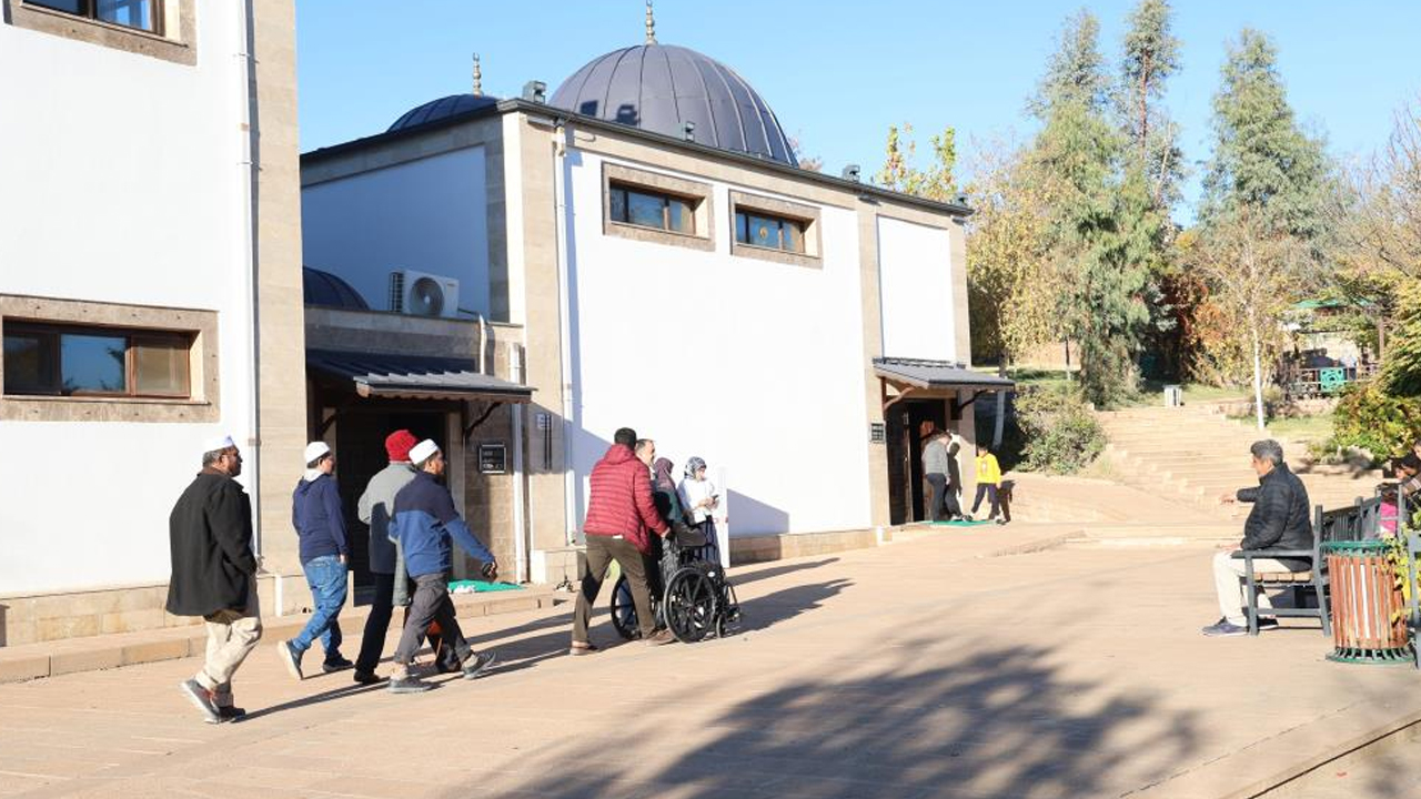 Diyarbakır’a Gelen Turistler Ilk Orayı Ziyaret Ediyor1