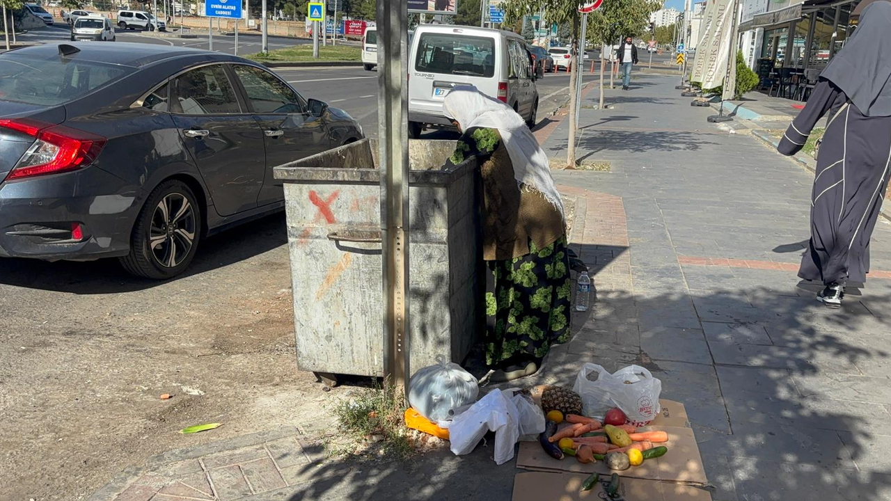 Diyarbakır'da Çöpte Yiyecek Arayan Kobanili Kürt Kadının Dramı2