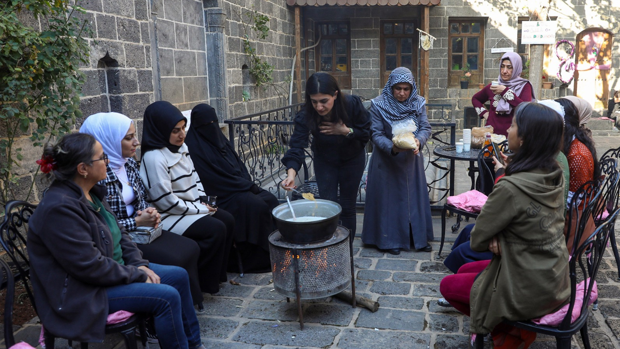 Diyarbakır’da Kadınlar Doğal Şifa Için Kolları Sıvadı