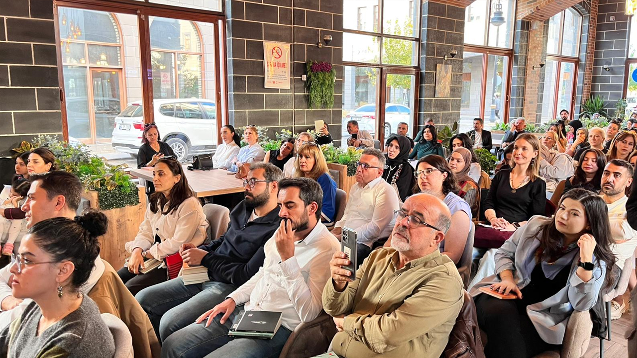 Diyarbakır’lı Şiir Severler, Dinletide Bir Araya Geldiler.2