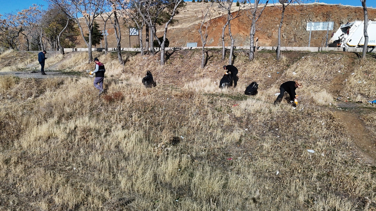 Hazar Gölü’nde 10 Ton Çöp Toplandı