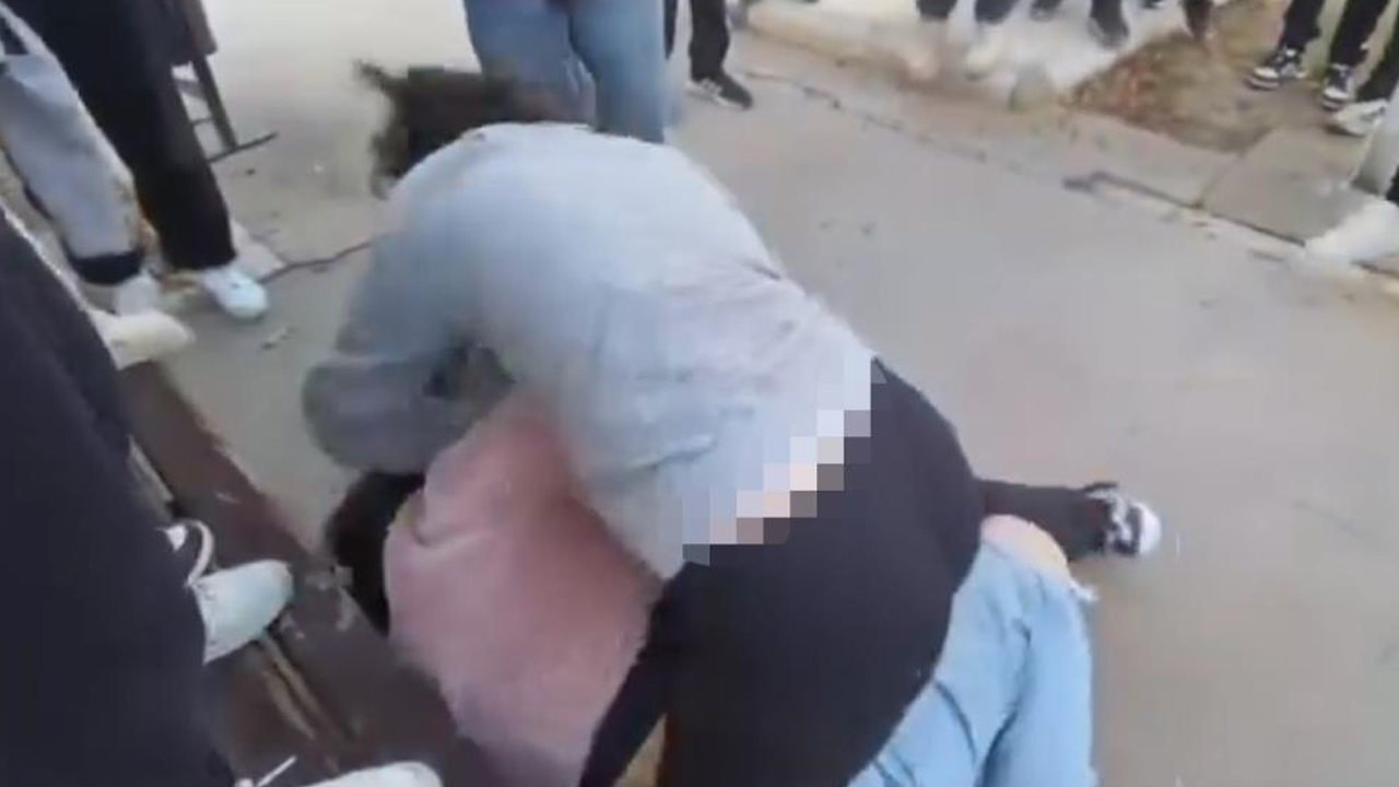 Ortaokullu Kızlar Kavga Etti, Arkadaşları Video Çekti