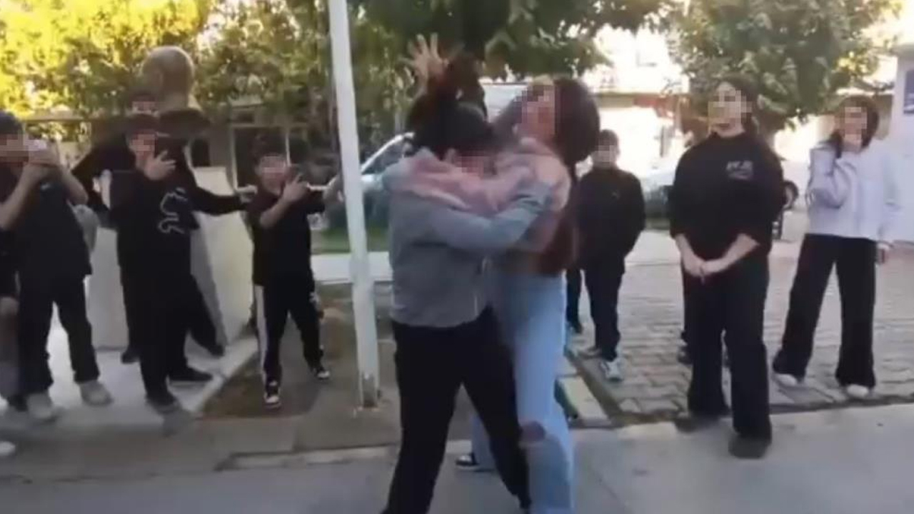 Ortaokullu Kızlar Kavga Etti, Arkadaşları Video Çekti2