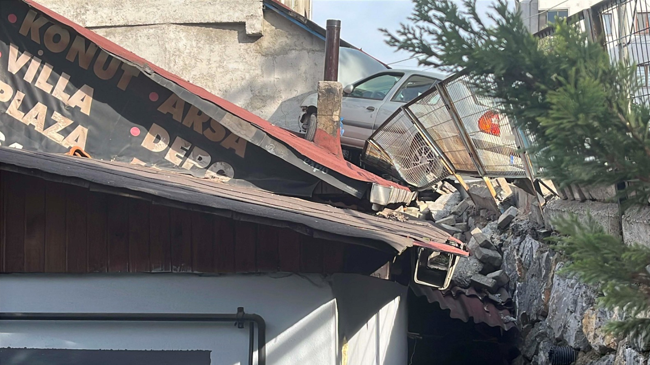 Otomobil Evin Çatısına Çıktı