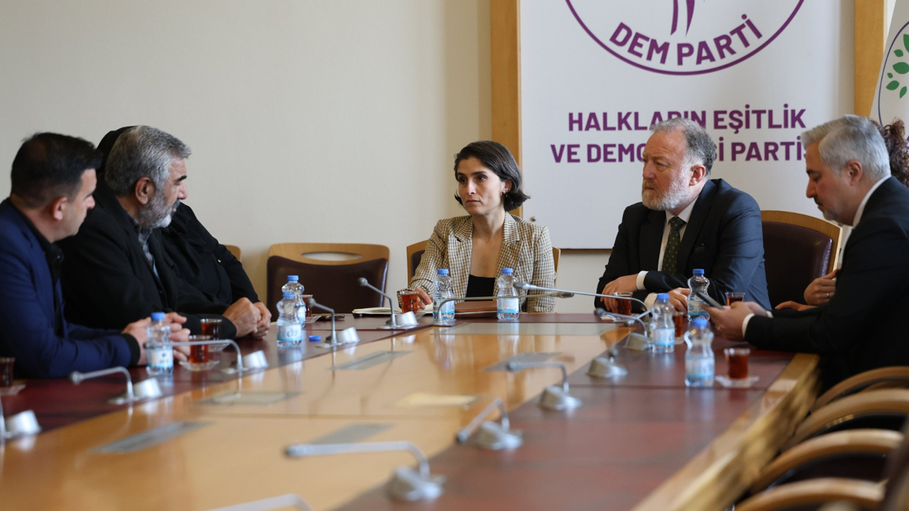 Rojin Kabaiş'in Ailesinden Dem Parti Grubu’na Ziyaret1