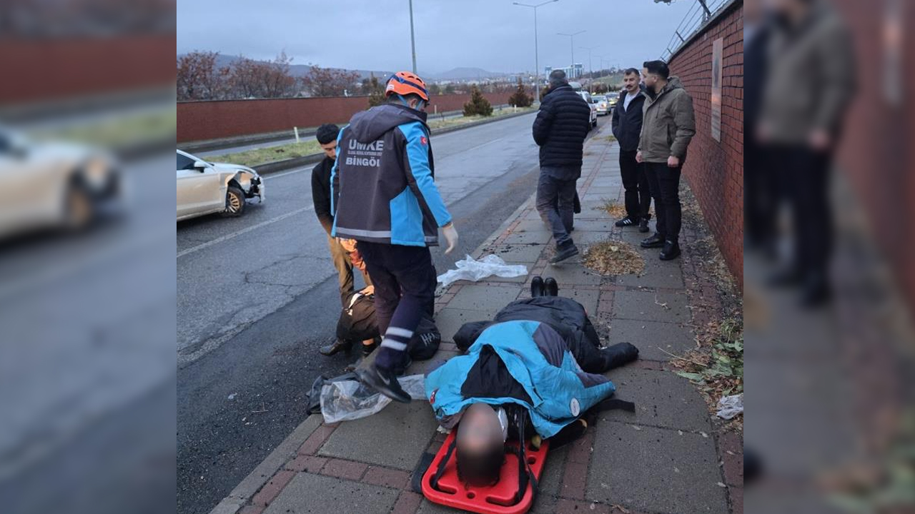 Bingöl'de Iki Araç Çarpıştı