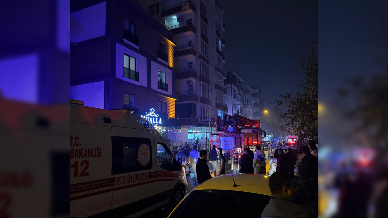 Cinnet Getiren Şahıs, Evinin Eşyalarını Sokağa Fırlattı2