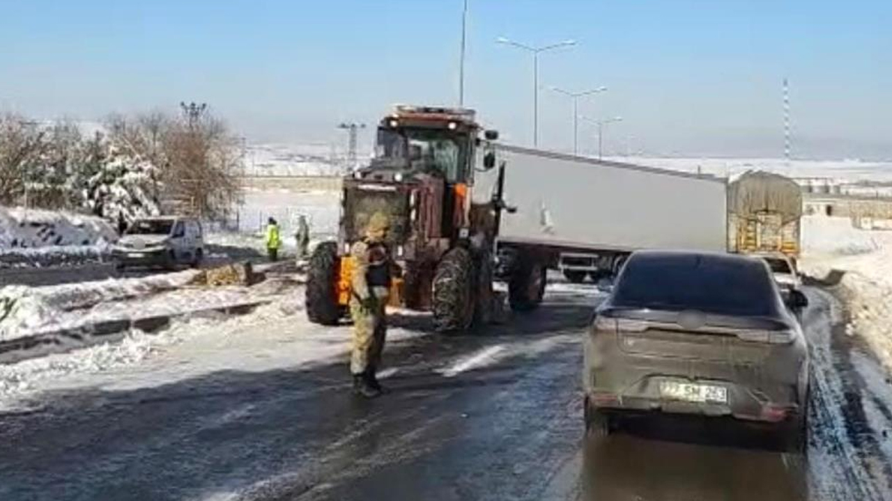 Diyarbakır’da Buzlanma Nedeniyle Tır Yoldan Çıktı1