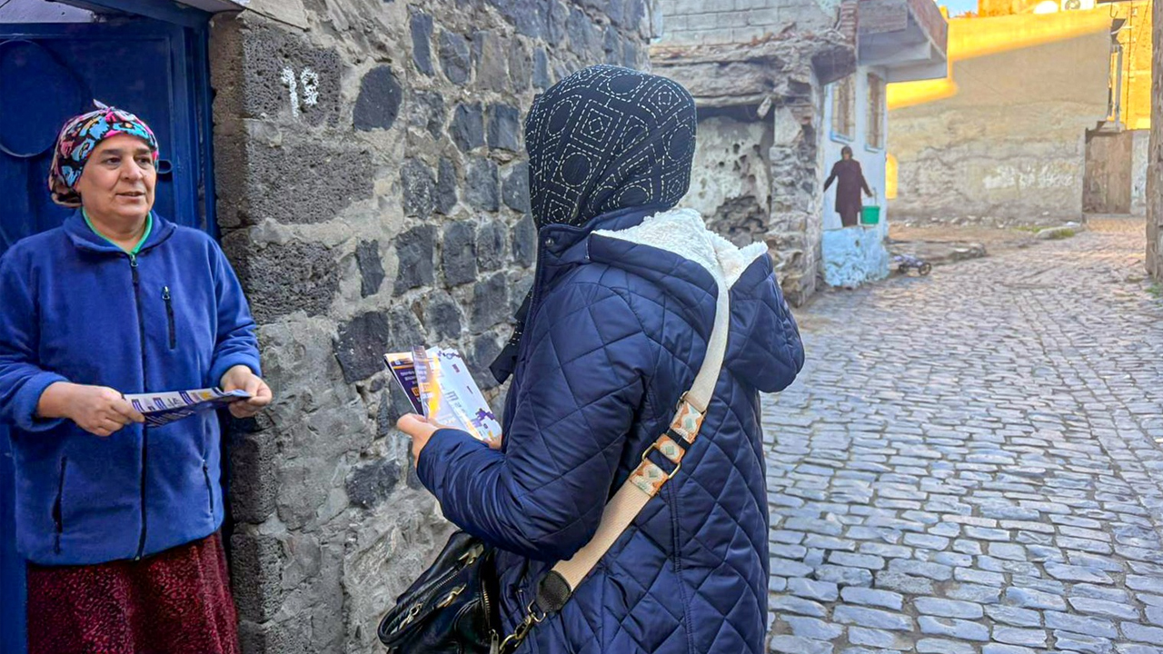 Diyarbakır’da Kadınlara Hakları Anlatıldı, Broşürler Dağıtıldı