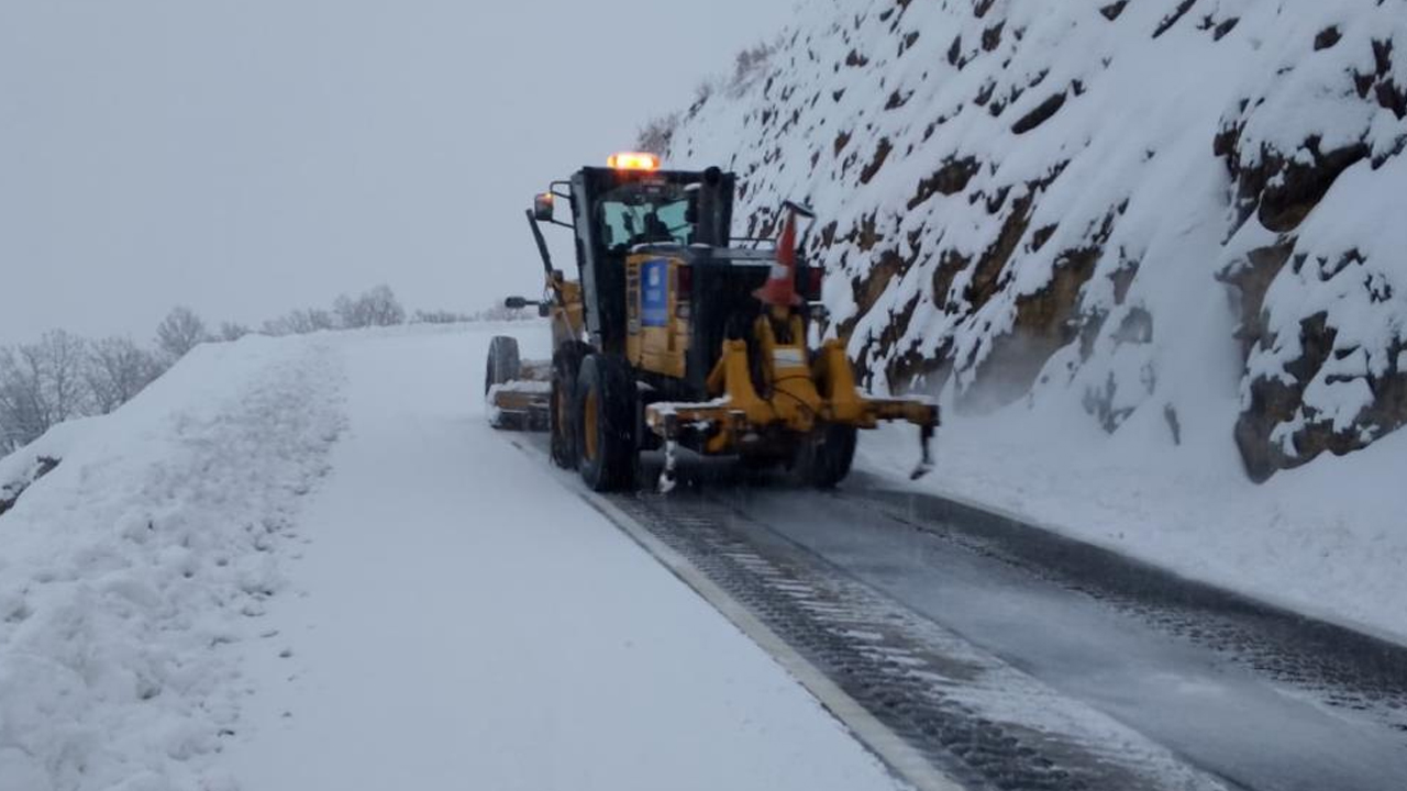 Diyarbakır'da Kar Nedeniyle Kapanan Yollar Açılıyor